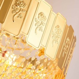 Lámpara colgante de cristal dorado, elegante y decorativa.