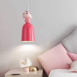 Lámpara colgante moderna de hierro forjado con forma de cerdito de resina rosa.