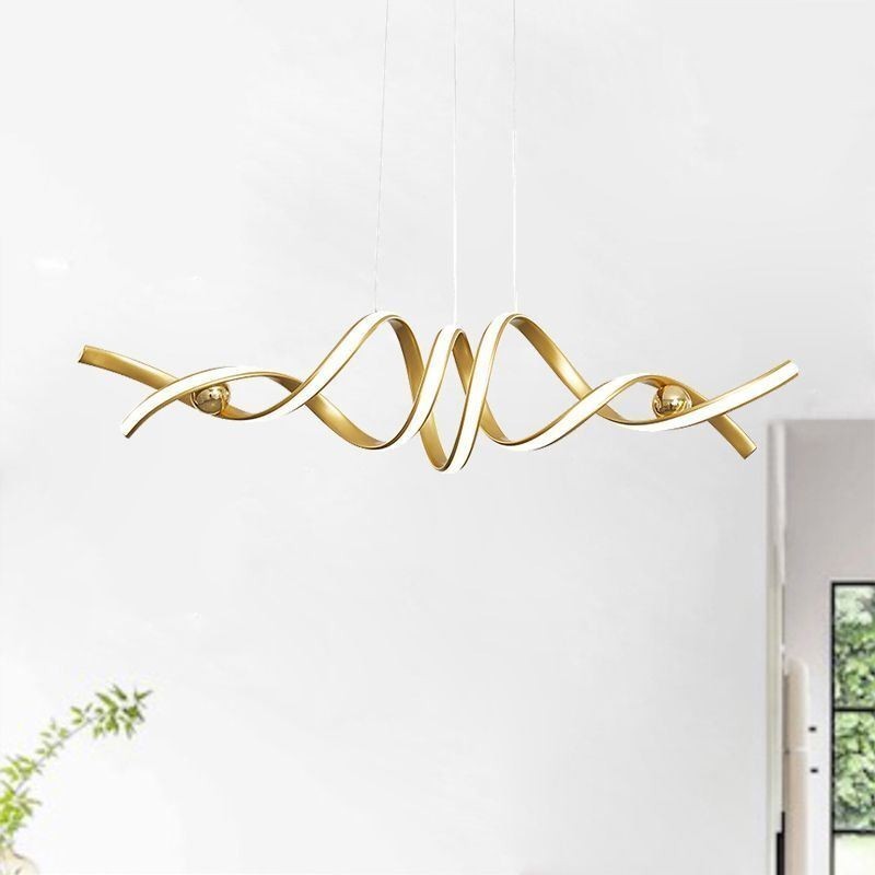 Lámpara colgante minimalista de aluminio con diseño de espiral.