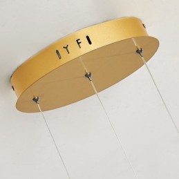 Lámpara colgante minimalista de aluminio con diseño de espiral.