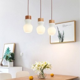Lámpara colgante de cristal japonesa con decoración creativa.