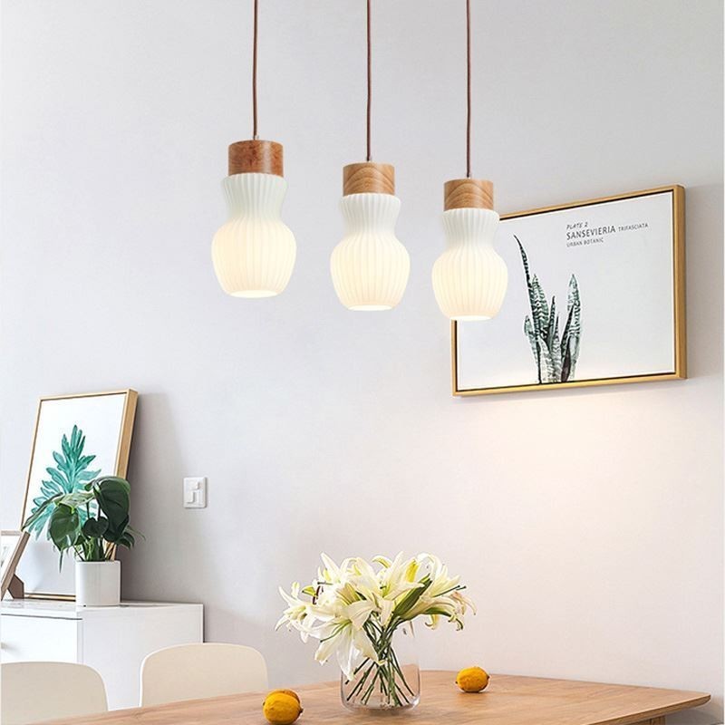 Lámpara colgante de cristal japonesa con decoración creativa.
