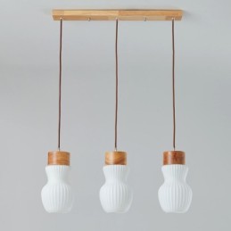 Lámpara colgante de cristal japonesa con decoración creativa.