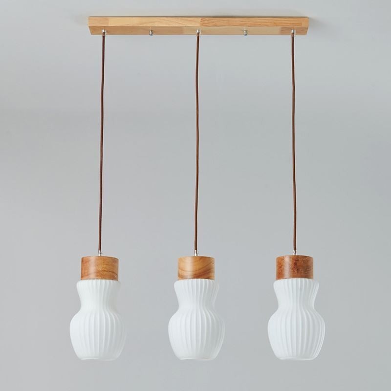 Lámpara colgante de cristal japonesa con decoración creativa.
