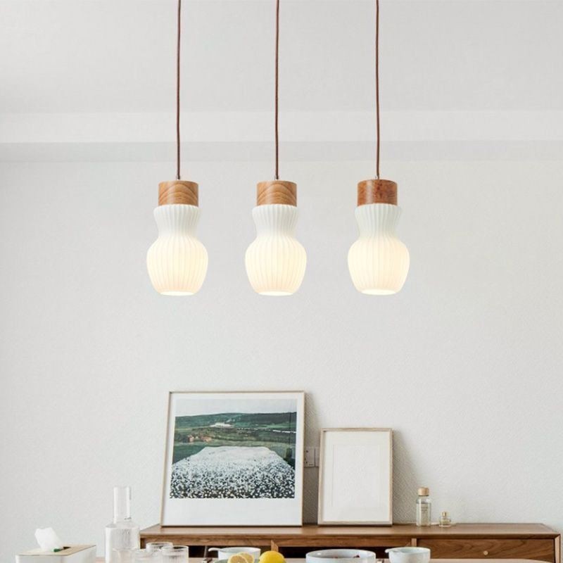 Lámpara colgante de cristal japonesa con decoración creativa.