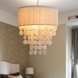 Lámpara colgante contemporánea con forma de concha de medusa y pantalla cilíndrica.