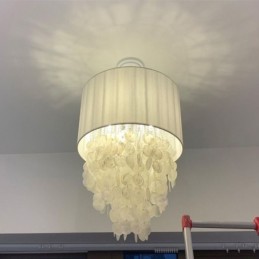 Lámpara colgante contemporánea con forma de concha de medusa y pantalla cilíndrica.