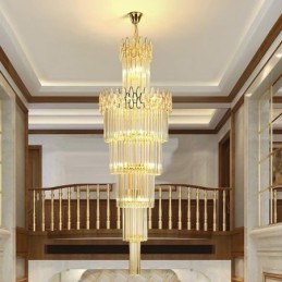 Lámpara colgante moderna y espectacular para techo alto en escalera
