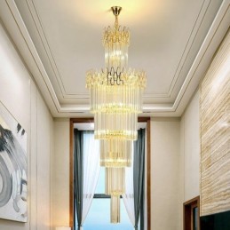 Lámpara colgante moderna y espectacular para techo alto en escalera
