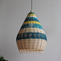 Lámpara colgante de bambú y ratán con pantalla tejida a mano y rayas en intervalos.
