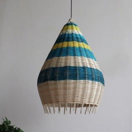 Lámpara colgante de bambú y ratán con pantalla tejida a mano y rayas en intervalos.