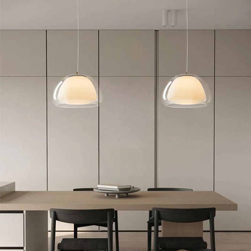 Lámpara colgante moderna y sencilla de cristal transparente con forma de pudín.