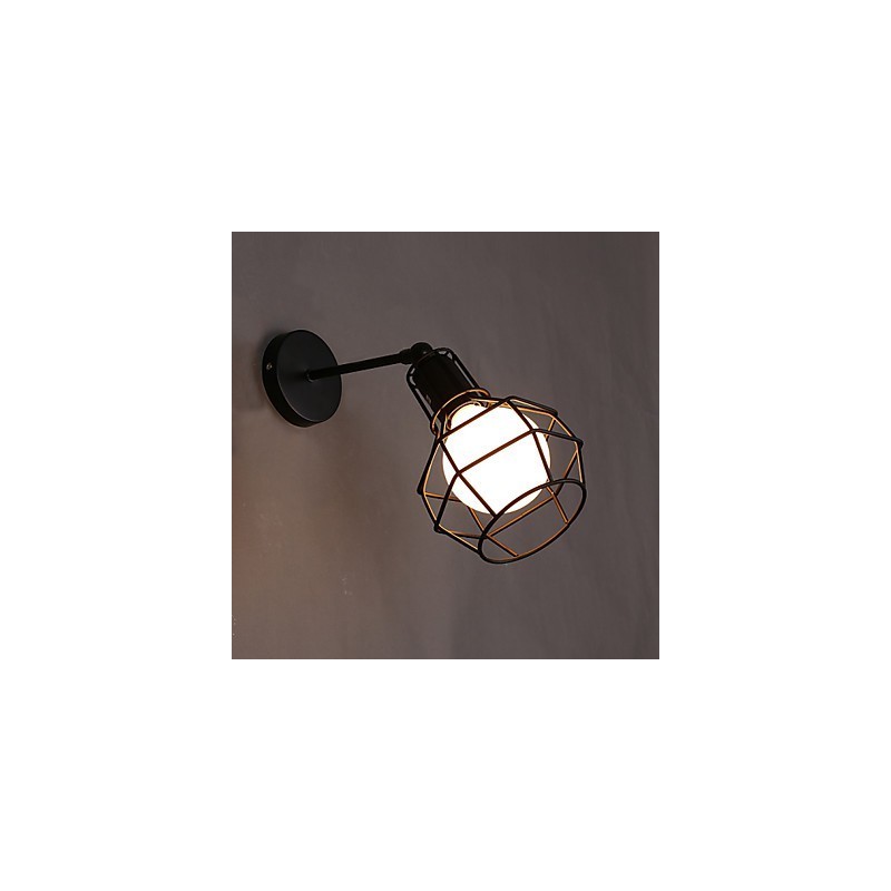 Restaurando las formas antiguas es la antigua farola del balcón del pasillo lámpara de pared de hierro forjado