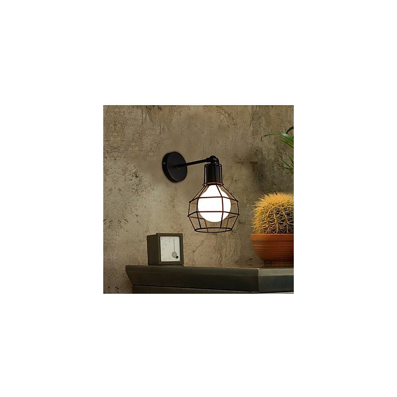 Restaurando las formas antiguas es la antigua farola del balcón del pasillo lámpara de pared de hierro forjado