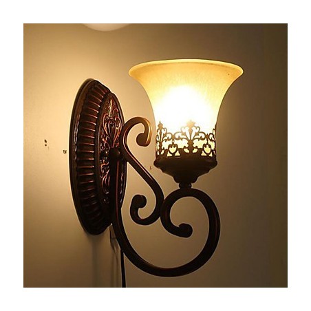 Lámpara de pared de cristal para dormitorio, estilo europeo, que restaura formas antiguas, de hierro forjado. Lámpara de pared de cristal para dormitorio, estilo europeo, que restaura formas antiguas, de hierro forjado.