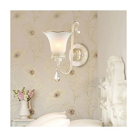 Lámpara de pared para dormitorio de hierro forjado de estilo europeo que restaura formas antiguas. Lámpara de pared para dormitorio de hierro forjado de estilo europeo que restaura formas antiguas.