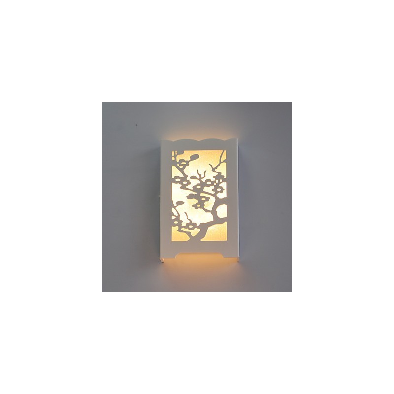 Lámpara de pared de flor de ciruelo blanca con patrones tallados o diseños en luces de carpintería
