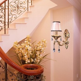 Elegante lámpara de pared de cristal en color rosa