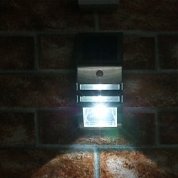 Lámpara solar de pared blanca con sensor de movimiento PIR