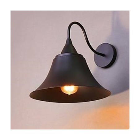 Lámpara de pared de hierro forjado estilo rústico americano. Lámpara de pared de hierro forjado. Restaurando formas antiguas. Lámpara de pared de hierro forjado estilo rústico americano. Lámpara de pared de hierro forjado. Restaurando formas antiguas.