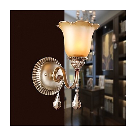 Lámpara de pared de cristal para dormitorio, estilo europeo, de hierro forjado, que restaura formas antiguas. Lámpara de pared de cristal para dormitorio, estilo europeo, de hierro forjado, que restaura formas antiguas.