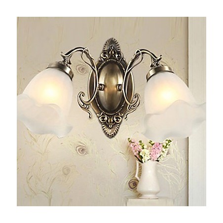 Lámpara de pared de hierro forjado, estilo europeo, elegante y moderno, de cristal retro. Lámpara de pared de hierro forjado, estilo europeo, elegante y moderno, de cristal retro.