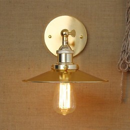 Villa de estilo industrial minimalista con un paraguas dorado nostálgico frente a la pared decorada del pasillo de la iglesia.