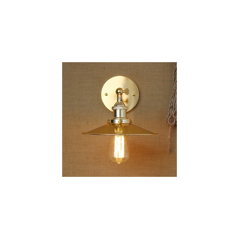 Villa de estilo industrial minimalista con un paraguas dorado nostálgico frente a la pared decorada del pasillo de la iglesia.