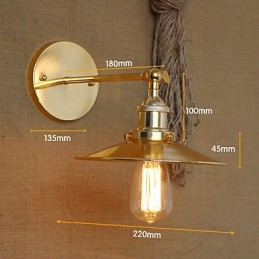 Villa de estilo industrial minimalista con un paraguas dorado nostálgico frente a la pared decorada del pasillo de la iglesia.