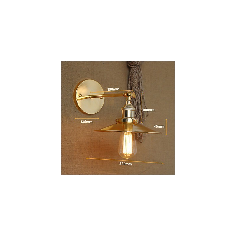 Villa de estilo industrial minimalista con un paraguas dorado nostálgico frente a la pared decorada del pasillo de la iglesia.
