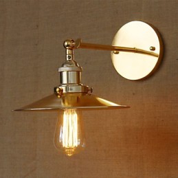 Villa de estilo industrial minimalista con un paraguas dorado nostálgico frente a la pared decorada del pasillo de la iglesia.