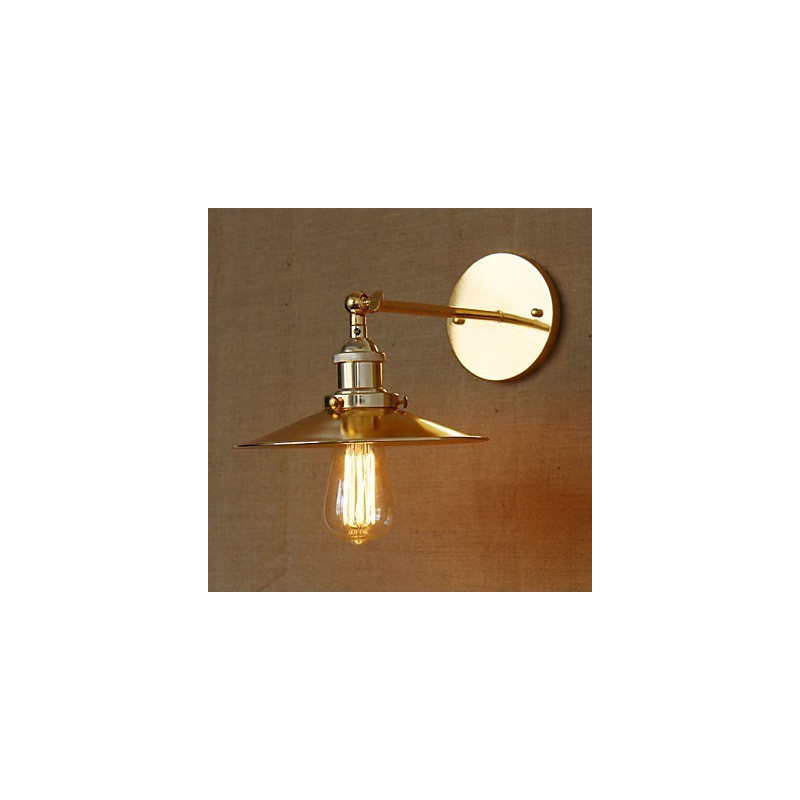 Villa de estilo industrial minimalista con un paraguas dorado nostálgico frente a la pared decorada del pasillo de la iglesia.