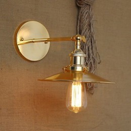 Villa de estilo industrial minimalista con un paraguas dorado nostálgico frente a la pared decorada del pasillo de la iglesia.