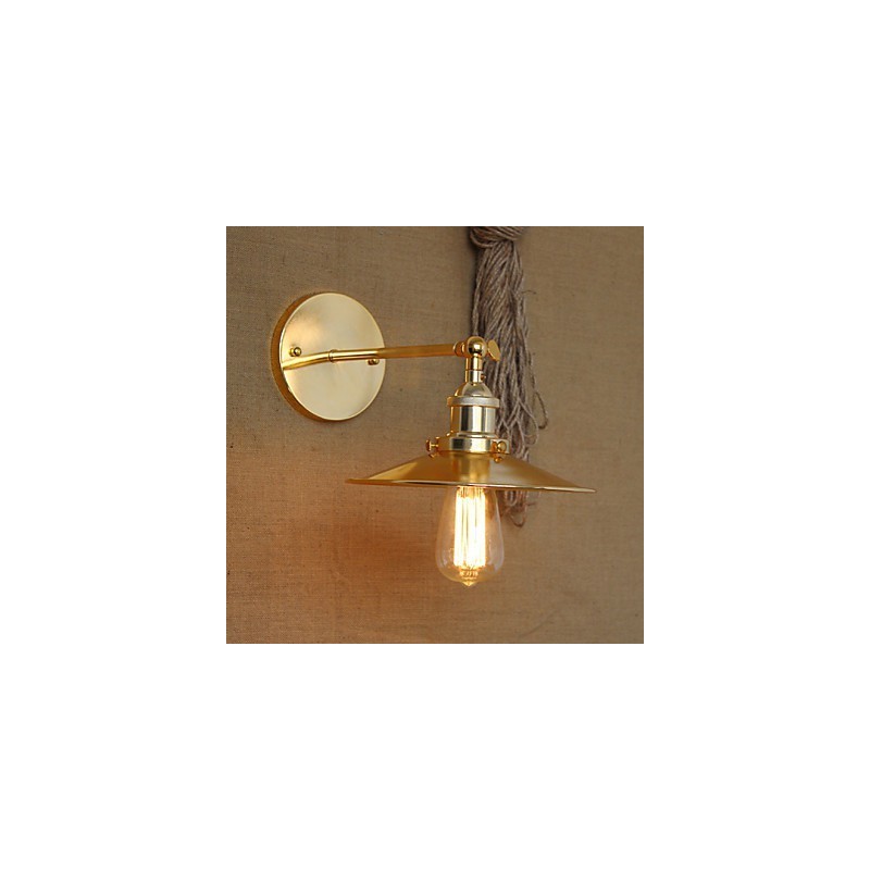 Villa de estilo industrial minimalista con un paraguas dorado nostálgico frente a la pared decorada del pasillo de la iglesia.