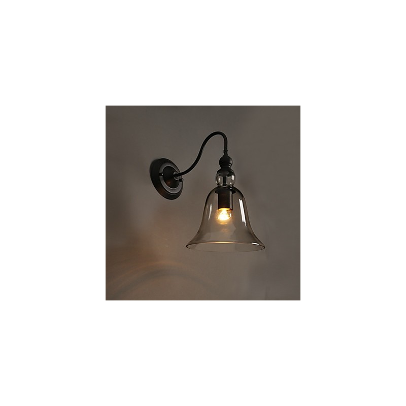 Lámpara de pared de cristal con forma de campana que restaura las antiguas formas de iluminación del jardín.