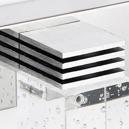 Lámpara de pared moderna con pantalla cúbica de burbujas de vidrio y espejo frontal.