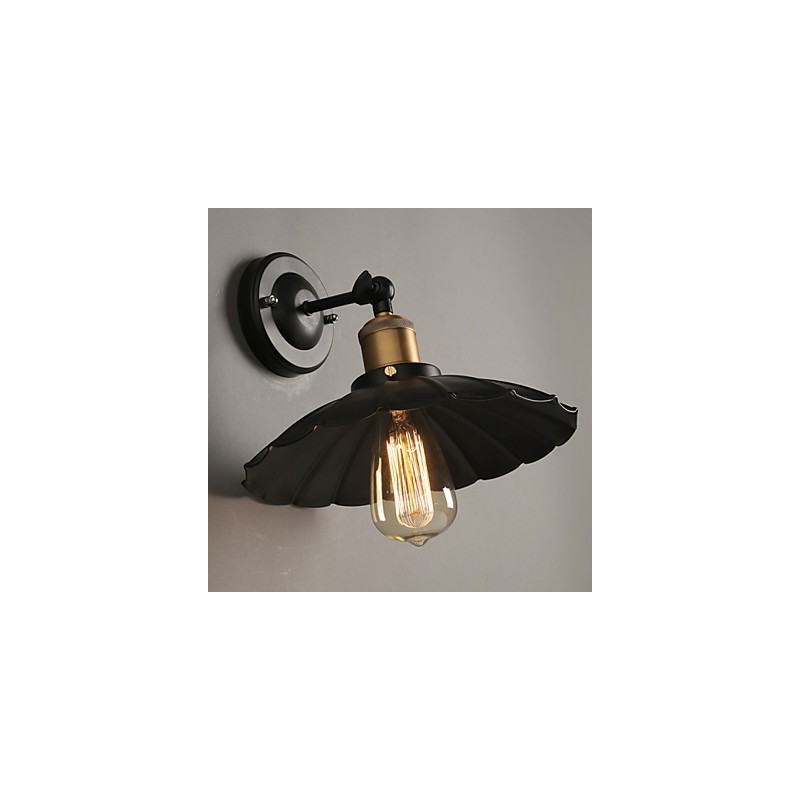 Lámpara de pared de hierro forjado con un solo cabezal y vestido negro, restaurando formas antiguas.