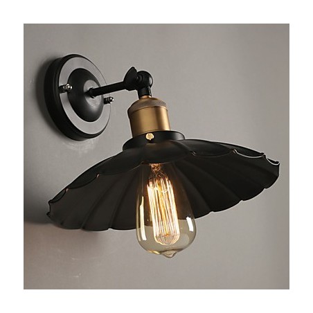 Lámpara de pared de hierro forjado con un solo cabezal y vestido negro, restaurando formas antiguas. Lámpara de pared de hierro forjado con un solo cabezal y vestido negro, restaurando formas antiguas.
