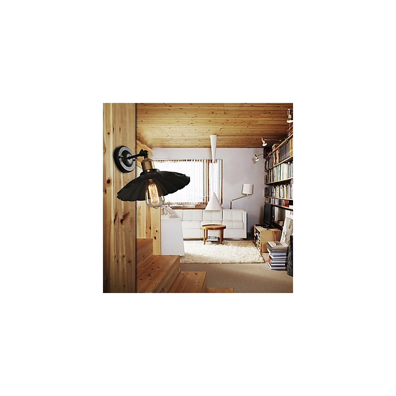 Lámpara de pared de hierro forjado con un solo cabezal y vestido negro, restaurando formas antiguas.
