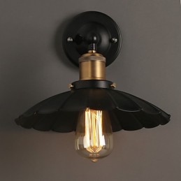 Lámpara de pared de hierro forjado con un solo cabezal y vestido negro, restaurando formas antiguas.