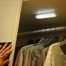 Lámpara de pared con luz nocturna y placa ultrafina Ambry adhesiva para inducción del cuerpo humano.