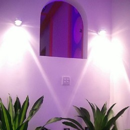 Lámpara de pared moderna con luz dispersa, diseño de ciencia ficción