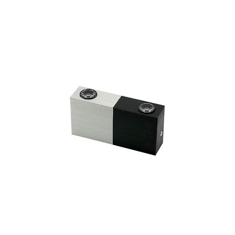 Aplique de pared moderno con diseño elegante mitad plata mitad negro, cuerpo cúbico, 2 luces