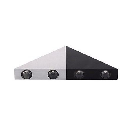 Lámpara de pared moderna con diseño elegante de estilo triangular en color negro y plateado. Lámpara de pared moderna con diseño elegante de estilo triangular en color negro y plateado.