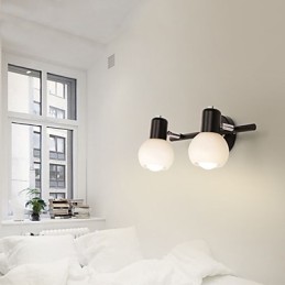 Lámpara de pared de baño con iluminación empotrada de estilo rústico galvanizado.