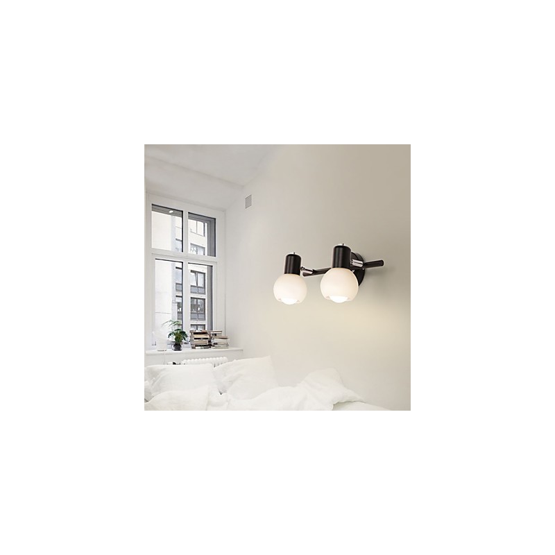 Lámpara de pared de baño con iluminación empotrada de estilo rústico galvanizado.