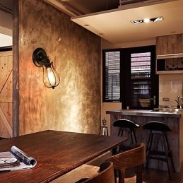 Aplique de pared vintage industrial, lámpara de pared con jaula de alambre de metal negro
