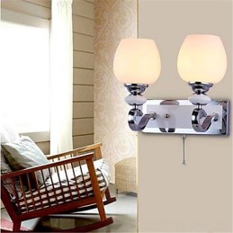 Aplique de pared con luz ambiental, protección ocular y brazo oscilante, con acabado electrochapado contemporáneo moderno.