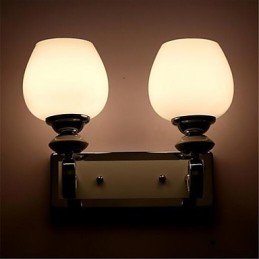 Aplique de pared con luz ambiental, protección ocular y brazo oscilante, con acabado electrochapado contemporáneo moderno.