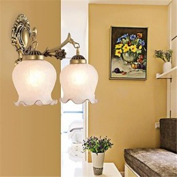 Lámpara de pared moderna y contemporánea con protección ocular y acabado galvanizado para brazo oscilante.